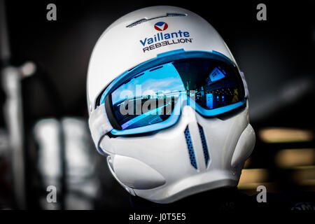 Towcester, Northamptonshire, Regno Unito. Xvi Apr, 2017. FIA WEC racing team Vaillante ribellione meccanico durante la 6 Ore di Silverstone del FIA World Endurance Championship sessione di autografi sul circuito di Silverstone Credito: Gergo Toth/Alamy Live News Foto Stock