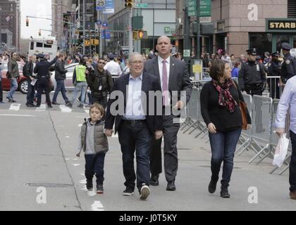 Bryant Park, New York, Stati Uniti d'America, 15 Aprile 2017 - New York City Comptroller Scott M. Stringer uniti migliaia di manifestanti durante un mese di marzo in materia fiscale giorno alla domanda Trump rilasciare le tasse oggi alla sesta Avenue in New York. Foto: Luiz Rampelotto/EuropaNewswire | Utilizzo di tutto il mondo Foto Stock