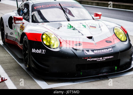 Towcester, Northamptonshire, Regno Unito. Xvi Apr, 2017. FIA WEC racing team Porsche GT Team durante la 6 Ore di Silverstone del FIA World Endurance Championship sessione di autografi sul circuito di Silverstone Credito: Gergo Toth/Alamy Live News Foto Stock