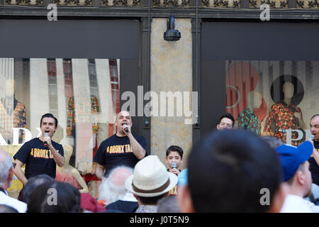 New York, Stati Uniti d'America. Xvi Apr, 2017. Membri del cast di Broadways 'A Bronx Tale.' La Pasqua annuale parata del cofano in New York City. Credito: Mark J Sullivan/Alamy Live News Foto Stock