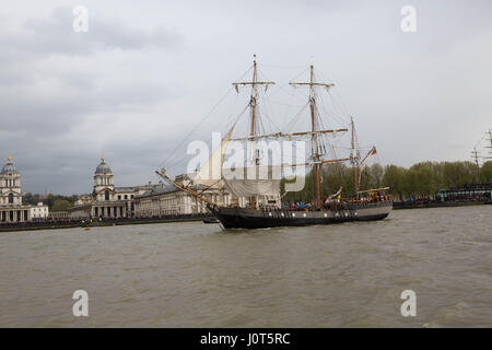 Londra, Regno Unito. Xvi Apr, 2017. Rendez-Vous 2017 Tall Ship Regatta Londra, Regno Unito. Xvi Apr, 2017. l'inizio off gare sul fiume Tamigi a Conte di Pembroke passando la Vecchia Royal Naval College Credit: Brian Southam/Alamy Live News Foto Stock