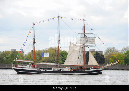 Londra, Regno Unito. Xvi Apr, 2017. Più di trenta le navi provenienti da tutto il mondo prendono parte alla parata di vela, il culmine del Royal Greenwich Tall Ships Festival 2017. Greenwich segna anche l'inizio dell'Rendez-Vous 2017 TALL SHIPS REGATTA, dove queste navi dovrà intraprendere un viaggio in Québec per contrassegnare il centocinquantesimo anniversario della Confederazione canadese. Credito: Stephen Chung/Alamy Live News Foto Stock