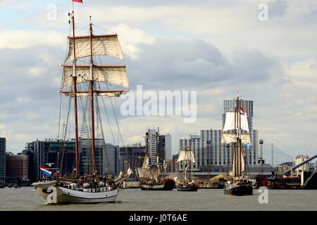 Londra, Regno Unito. Xvi Apr, 2017. La TALL SHIPS REGATTA lasciare Londra. Naviga lungo il Tamigi da Greenwich a navigare attraverso l'Atlantico per il Canada. Foto scattata sulla riva sud del Tamigi tra Greenwich e il centro O2, domenica 16.4.2017. Credito: Mika Schick/Alamy Live News Foto Stock