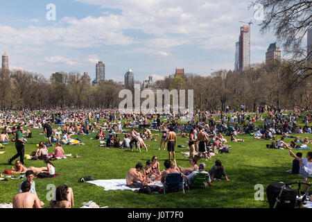 La città di New York, Stati Uniti d'America. Xvi Apr, 2017. Per coloro che godono di battere i record di temperature su una soleggiata Domenica di Pasqua sul prato di Central Park a New York City, Stati Uniti d'America Credito: Greg Gard/Alamy Live News Foto Stock