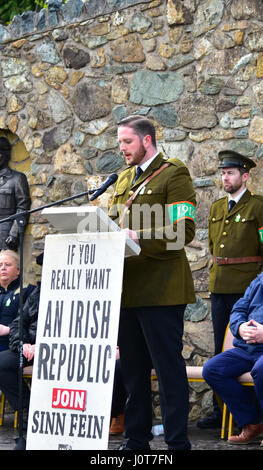 Più Carrok, County Tyrone. Xvi Apr, 2017. Sinn Fein stati Cathal O'Donnelly legge la proclamazione durante un repubblicano 1916 Pasqua commemorazione parata e rally, County Tyrone. Credito: Mark inverno/Alamy Live News Foto Stock