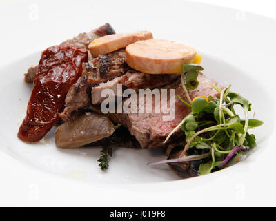 Arrosto di manzo servita su un piatto bianco Foto Stock