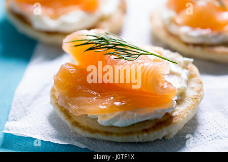 Blinis con il bianco crema di formaggio e salmone Foto Stock