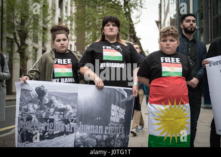 Londra, Regno Unito. Il 13 aprile 2017. Membri del Regno Unito la comunità irachena e sostenitori assistere ad una dimostrazione di emergenza di fronte alla casa ufficio organizzato dalla Federazione internazionale dei profughi iracheni per protestare contro la detenzione di 30 rifugiati iracheni durante la scorsa settimana, che si ritiene sia in preparazione per una deportazione di massa volo charter per l'Iraq. © Guy Corbishley/Alamy Live News Foto Stock