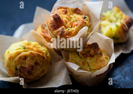 Formaggio salato di cipolla mini muffin Foto Stock