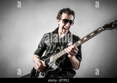 Cantante uomo suonare la chitarra Foto Stock