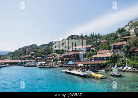 SIMENA, Turchia - 20 maggio : Kalekoy Simena insediamento in Uchagiz Baia dei Turchi nei pressi di città sommersa di Kekova con case stonebuilt miscelato con antica rovina Foto Stock