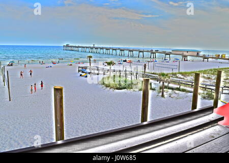 Foto di spiaggia di sabbia bianca e acque blu in Florida. Colori Pop, scattate con fotocamere reflex digitali. È possibile vedere le spiagge di Okala Island e il Destin, FL Foto Stock