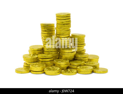 Pila di cioccolato caramella oro monete isolati su sfondo bianco. Foto Stock