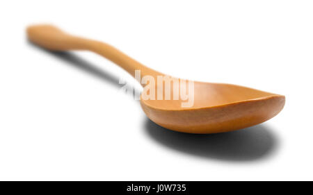 Cucchiaio di legno vicino fino isolato su sfondo bianco. Foto Stock