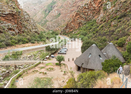 MEIRINGSPOORT, SUD AFRICA - 23 Marzo 2017: l'area di parcheggio e il centro di informazione presso la cascata nella scenic Meiringpoort nella Western Cape Foto Stock