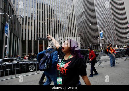 Migliaia si sono riuniti al fianco di Bryant Park per rally & marzo chiedono che il Presidente Trump rilasciare la sua dichiarazione fiscale come ha promesso di fare in quanto la campagna 2016. Celebrità come Debra Messing & Sarah Silverman uniti NYC avvocato pubblico Letitia James & NY Stato membro gruppo Jo Anne Simon per un ora di discorsi denunciando la Trump administration prima di marciare lungo la Sesta Avenue a 54th Street dove hanno attraversato il confine della Quinta Avenue, terminando ad appena un isolato a sud di Trump Tower. (Foto di Andy Katz/Pacific Stampa) Foto Stock