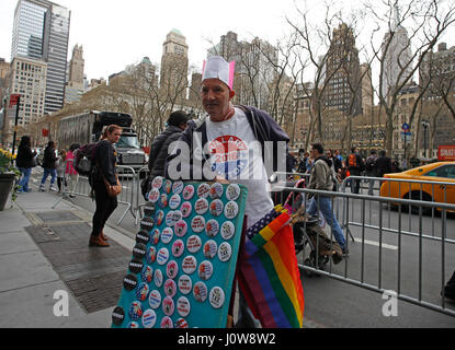 Migliaia si sono riuniti al fianco di Bryant Park per rally & marzo chiedono che il Presidente Trump rilasciare la sua dichiarazione fiscale come ha promesso di fare in quanto la campagna 2016. Celebrità come Debra Messing & Sarah Silverman uniti NYC avvocato pubblico Letitia James & NY Stato membro gruppo Jo Anne Simon per un ora di discorsi denunciando la Trump administration prima di marciare lungo la Sesta Avenue a 54th Street dove hanno attraversato il confine della Quinta Avenue, terminando ad appena un isolato a sud di Trump Tower. (Foto di Andy Katz/Pacific Stampa) Foto Stock