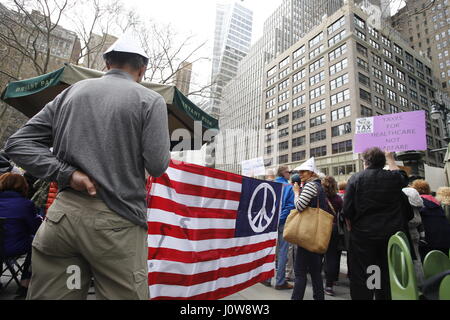 Migliaia si sono riuniti al fianco di Bryant Park per rally & marzo chiedono che il Presidente Trump rilasciare la sua dichiarazione fiscale come ha promesso di fare in quanto la campagna 2016. Celebrità come Debra Messing & Sarah Silverman uniti NYC avvocato pubblico Letitia James & NY Stato membro gruppo Jo Anne Simon per un ora di discorsi denunciando la Trump administration prima di marciare lungo la Sesta Avenue a 54th Street dove hanno attraversato il confine della Quinta Avenue, terminando ad appena un isolato a sud di Trump Tower. (Foto di Andy Katz/Pacific Stampa) Foto Stock