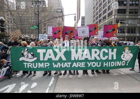 Migliaia si sono riuniti al fianco di Bryant Park per rally & marzo chiedono che il Presidente Trump rilasciare la sua dichiarazione fiscale come ha promesso di fare in quanto la campagna 2016. Celebrità come Debra Messing & Sarah Silverman uniti NYC avvocato pubblico Letitia James & NY Stato membro gruppo Jo Anne Simon per un ora di discorsi denunciando la Trump administration prima di marciare lungo la Sesta Avenue a 54th Street dove hanno attraversato il confine della Quinta Avenue, terminando ad appena un isolato a sud di Trump Tower. (Foto di Andy Katz/Pacific Stampa) Foto Stock