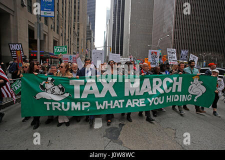 Migliaia si sono riuniti al fianco di Bryant Park per rally & marzo chiedono che il Presidente Trump rilasciare la sua dichiarazione fiscale come ha promesso di fare in quanto la campagna 2016. Celebrità come Debra Messing & Sarah Silverman uniti NYC avvocato pubblico Letitia James & NY Stato membro gruppo Jo Anne Simon per un ora di discorsi denunciando la Trump administration prima di marciare lungo la Sesta Avenue a 54th Street dove hanno attraversato il confine della Quinta Avenue, terminando ad appena un isolato a sud di Trump Tower. (Foto di Andy Katz/Pacific Stampa) Foto Stock