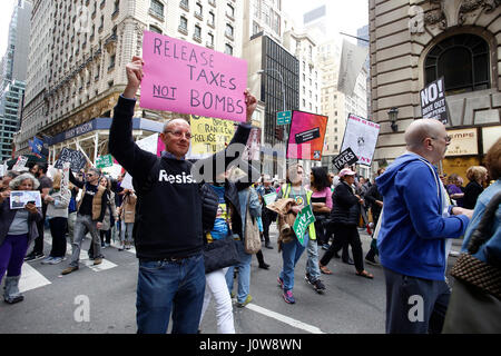 Migliaia si sono riuniti al fianco di Bryant Park per rally & marzo chiedono che il Presidente Trump rilasciare la sua dichiarazione fiscale come ha promesso di fare in quanto la campagna 2016. Celebrità come Debra Messing & Sarah Silverman uniti NYC avvocato pubblico Letitia James & NY Stato membro gruppo Jo Anne Simon per un ora di discorsi denunciando la Trump administration prima di marciare lungo la Sesta Avenue a 54th Street dove hanno attraversato il confine della Quinta Avenue, terminando ad appena un isolato a sud di Trump Tower. (Foto di Andy Katz/Pacific Stampa) Foto Stock