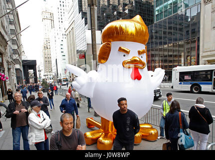 Migliaia si sono riuniti al fianco di Bryant Park per rally & marzo chiedono che il Presidente Trump rilasciare la sua dichiarazione fiscale come ha promesso di fare in quanto la campagna 2016. Celebrità come Debra Messing & Sarah Silverman uniti NYC avvocato pubblico Letitia James & NY Stato membro gruppo Jo Anne Simon per un ora di discorsi denunciando la Trump administration prima di marciare lungo la Sesta Avenue a 54th Street dove hanno attraversato il confine della Quinta Avenue, terminando ad appena un isolato a sud di Trump Tower. (Foto di Andy Katz/Pacific Stampa) Foto Stock