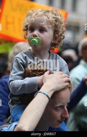 Migliaia si sono riuniti al fianco di Bryant Park per rally & marzo chiedono che il Presidente Trump rilasciare la sua dichiarazione fiscale come ha promesso di fare in quanto la campagna 2016. Celebrità come Debra Messing & Sarah Silverman uniti NYC avvocato pubblico Letitia James & NY Stato membro gruppo Jo Anne Simon per un ora di discorsi denunciando la Trump administration prima di marciare lungo la Sesta Avenue a 54th Street dove hanno attraversato il confine della Quinta Avenue, terminando ad appena un isolato a sud di Trump Tower. (Foto di Andy Katz/Pacific Stampa) Foto Stock