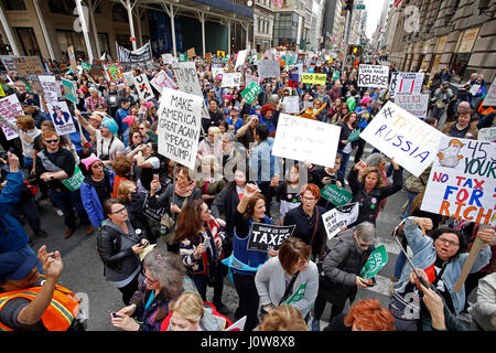 Migliaia si sono riuniti al fianco di Bryant Park per rally & marzo chiedono che il Presidente Trump rilasciare la sua dichiarazione fiscale come ha promesso di fare in quanto la campagna 2016. Celebrità come Debra Messing & Sarah Silverman uniti NYC avvocato pubblico Letitia James & NY Stato membro gruppo Jo Anne Simon per un ora di discorsi denunciando la Trump administration prima di marciare lungo la Sesta Avenue a 54th Street dove hanno attraversato il confine della Quinta Avenue, terminando ad appena un isolato a sud di Trump Tower. (Foto di Andy Katz/Pacific Stampa) Foto Stock