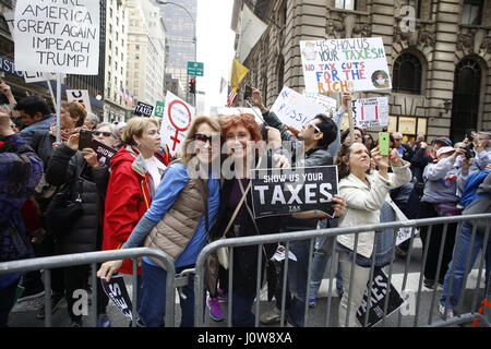 Migliaia si sono riuniti al fianco di Bryant Park per rally & marzo chiedono che il Presidente Trump rilasciare la sua dichiarazione fiscale come ha promesso di fare in quanto la campagna 2016. Celebrità come Debra Messing & Sarah Silverman uniti NYC avvocato pubblico Letitia James & NY Stato membro gruppo Jo Anne Simon per un ora di discorsi denunciando la Trump administration prima di marciare lungo la Sesta Avenue a 54th Street dove hanno attraversato il confine della Quinta Avenue, terminando ad appena un isolato a sud di Trump Tower. (Foto di Andy Katz/Pacific Stampa) Foto Stock