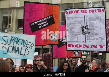 Migliaia si sono riuniti al fianco di Bryant Park per rally & marzo chiedono che il Presidente Trump rilasciare la sua dichiarazione fiscale come ha promesso di fare in quanto la campagna 2016. Celebrità come Debra Messing & Sarah Silverman uniti NYC avvocato pubblico Letitia James & NY Stato membro gruppo Jo Anne Simon per un ora di discorsi denunciando la Trump administration prima di marciare lungo la Sesta Avenue a 54th Street dove hanno attraversato il confine della Quinta Avenue, terminando ad appena un isolato a sud di Trump Tower. (Foto di Andy Katz/Pacific Stampa) Foto Stock