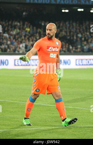 Napoli, Italia. Xv Apr, 2017. Partita di calcio tra SSC Napoli e Udinese presso lo Stadio San Paolo di Napoli .Risultato finale Napoli vs. Udinese 3-0.In foto Pepe Reina (portiere) (SSC NAPOLI) Credito: Salvatore Esposito/Pacific Press/Alamy Live News Foto Stock