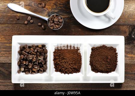 Assortimento di diversi prodotti di caffè su sfondo di legno Foto Stock