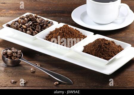 Assortimento di diversi prodotti di caffè su sfondo di legno Foto Stock