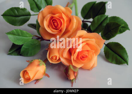 Meravigliosa arte di argilla con il Rosa Rose fiore relect su sfondo  bianco, bellissimi fiori artificiali di artigianato con sapiente Foto stock  - Alamy