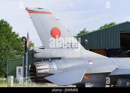 LEEUWARDEN, Paesi Bassi - 10 giugno 2016: la coda di un F-16 Fighting Falcon presso la Dutch Air Force open days. Foto Stock