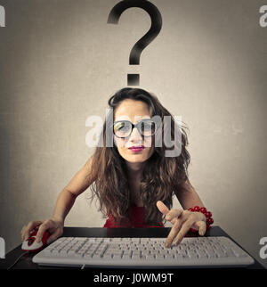 Confuso donna nella parte anteriore del computer Foto Stock