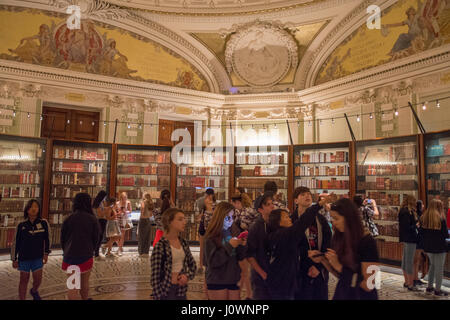 I visitatori nella mostra permanente di Thomas Jefferson di libri della Biblioteca del Congresso a Washington, DC. Foto Stock
