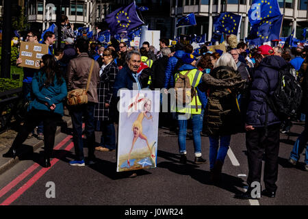 Unite per l'Europa marzo al Parlamento il 25.03.2017. Nella foto: un artista che trasportano un dipinto raffigurante Theresa Maggio e Boris Johnson . Foto di Julie Edwards. Foto Stock