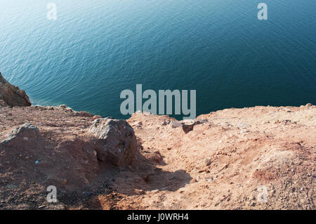 Costa e rocce di sale del Mar Morto, lago di sale con la massa di elevazione più basso sul terreno delimitato dal Giordano verso oriente, Israele e Palestina a ovest Foto Stock
