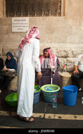 I venditori di acqua durante la notte in un vicolo di Amman, la capitale e la città più popolosa del Regno Hascemita di Giordania Foto Stock