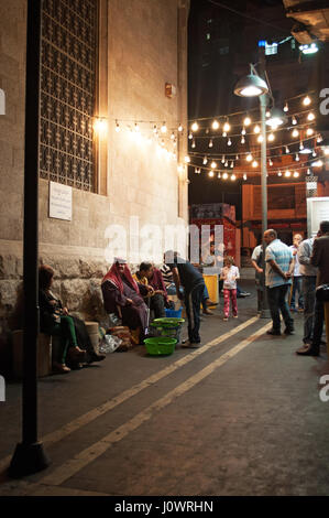 I venditori di acqua durante la notte in un vicolo di Amman, la capitale e la città più popolosa del Regno Hascemita di Giordania Foto Stock