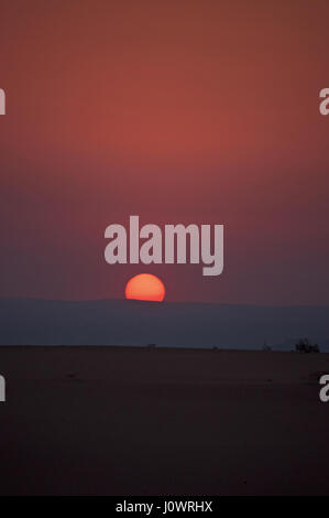 La Giordania tramonto nel deserto paesaggio sulla strada per il Mar Morto, Salt Lake delimitato dal Giordano verso oriente e Israele e Palestina a ovest Foto Stock