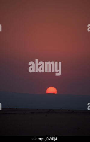 La Giordania tramonto nel deserto paesaggio sulla strada per il Mar Morto, Salt Lake delimitato dal Giordano verso oriente e Israele e Palestina a ovest Foto Stock