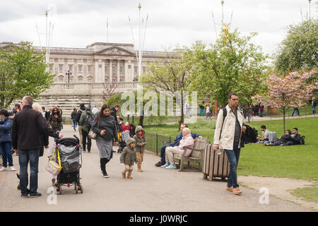 Buckingham Palace da St James Park, Londra, Inghilterra Foto Stock
