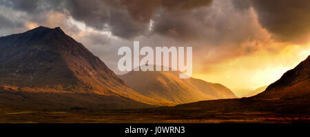 Ultimo drammatico si illumina di luce tra i picchi noto come 'i pastori di Etive', Buachaille Etive Mòr & Buachaille Etive Beag, Highlands scozzesi Foto Stock