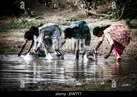 Villaggio della Minoranza nel deserto di Thar; ragazze giovani raccolgono acqua Foto Stock