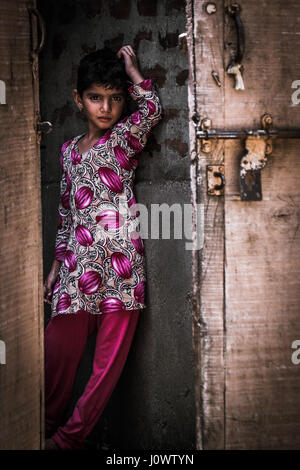 Giovane ragazza indiana si trova in un portale, India Rajasthan Foto Stock