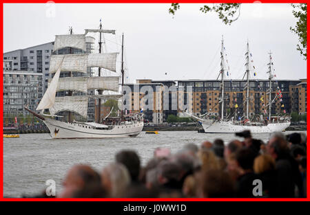 PABest la flotta di Tall Ships passa per Greenwich durante una parata di navigare sul fiume Tamigi per contrassegnare la fine del Royal Greenwich Tall Ships Festival come parte del Rendez-Vous 2017 TALL SHIPS REGATTA. Foto Stock