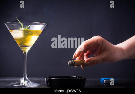 Donna di fumare e bere un drink al bar Foto Stock