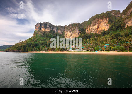 Vista di Pai Plong Spiaggia Ao Nang, Provincia di Krabi, Thailandia, Sud-est asiatico Foto Stock